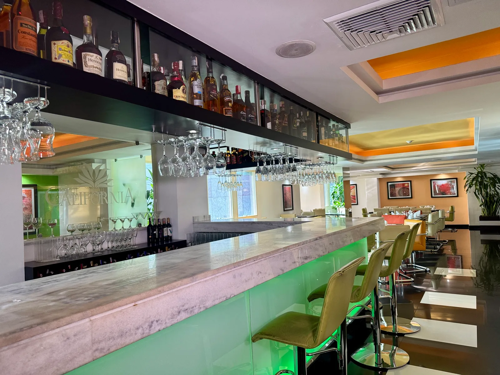 Bar y coctelería del California Hotel