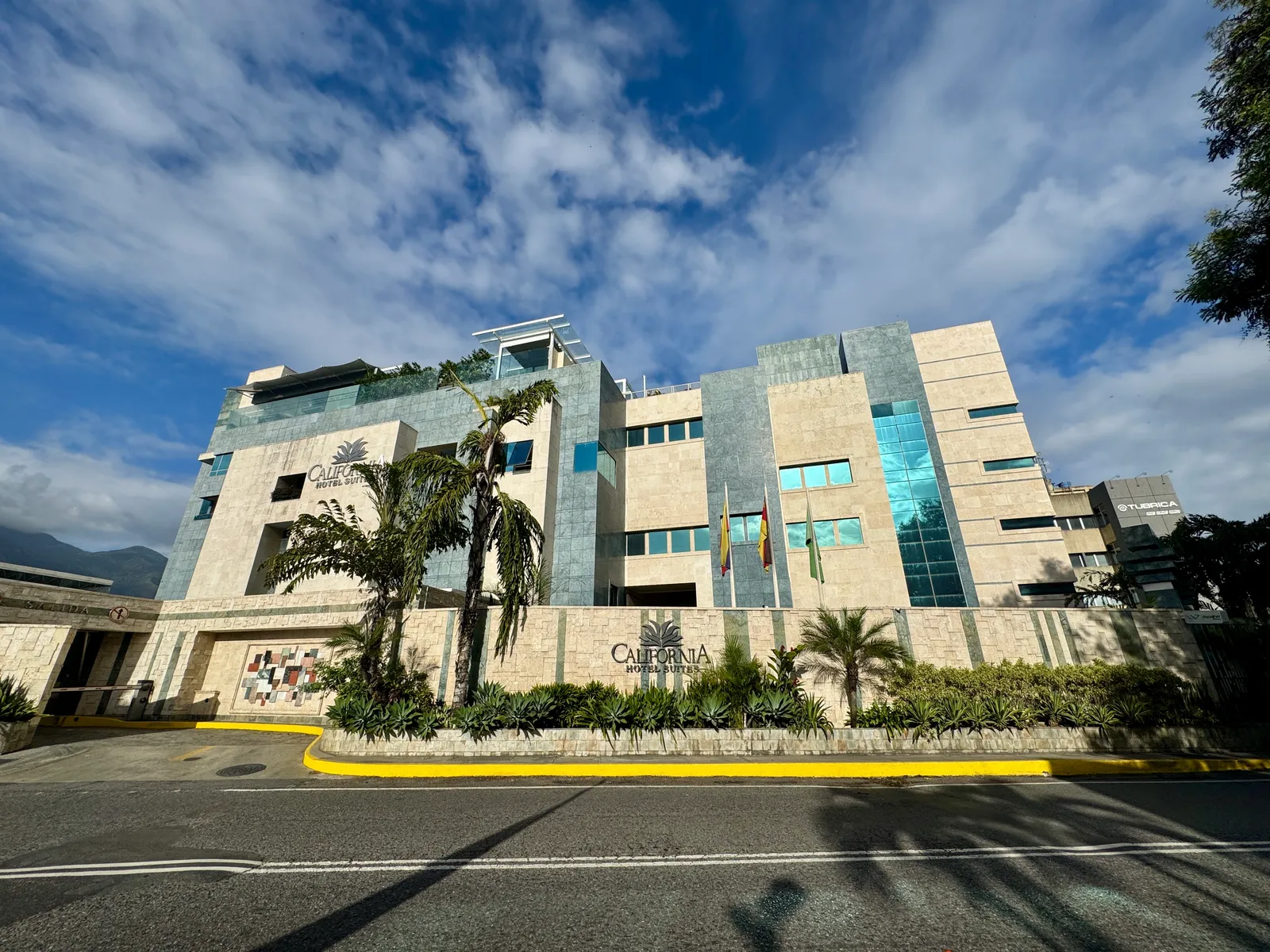 Fachada del California Hotel & Suites